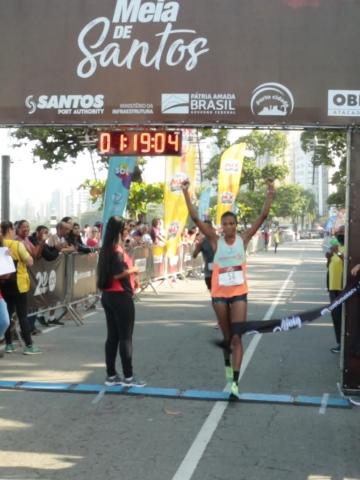 portal de encerramento de corrido com atleta passando. #paratodosverem