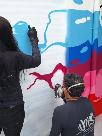 Casal de artistas leva a arte do grafite à sede do Conselho