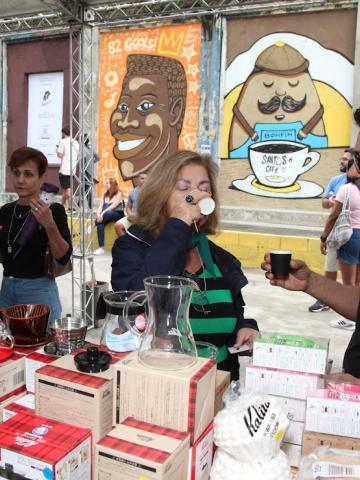 pessoas degustando café #paratodosverem