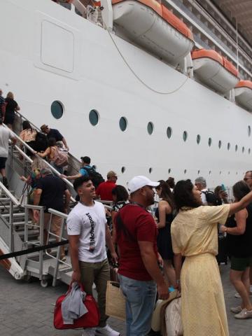 Pessoas embarcando em navios #paratodosverem