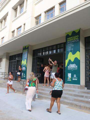 pessoas na frente do mercado #paratodosverem