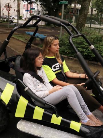 menina anda em minibugue com instrutora #paratodosverem 