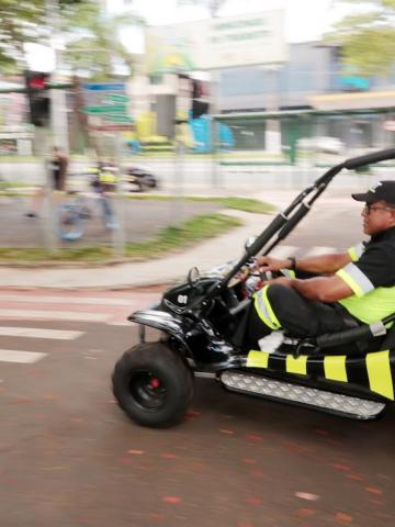 minibugue trafegando em pista #paratodosverem