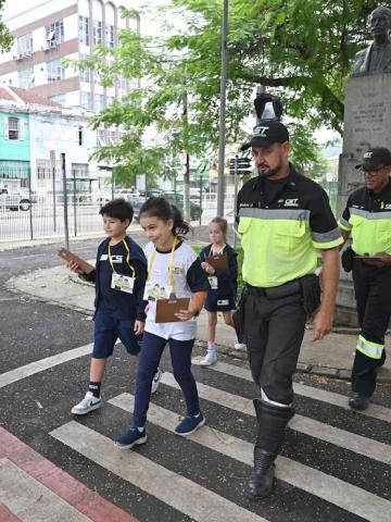 crianças atravessam a rua da minicidade  #paratodosverem