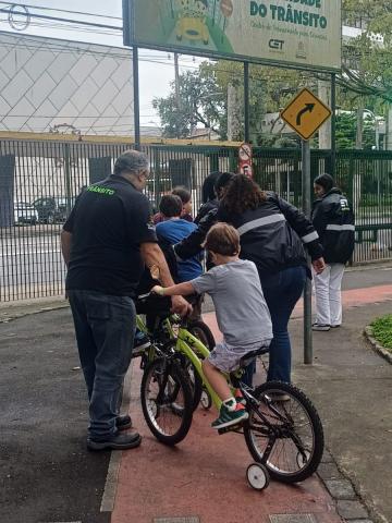 crianças de bicicleta na pista #paratodosverem 