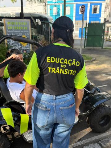crianças andando de minigubug #paratodosverem