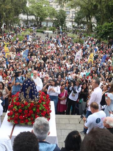 pessoas participando da missa na praça mauá #paratodosverem
