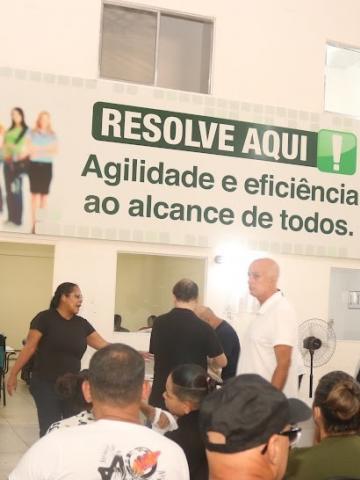 pessoas aguardando atendimento no resolve aqui #paratodosverem 