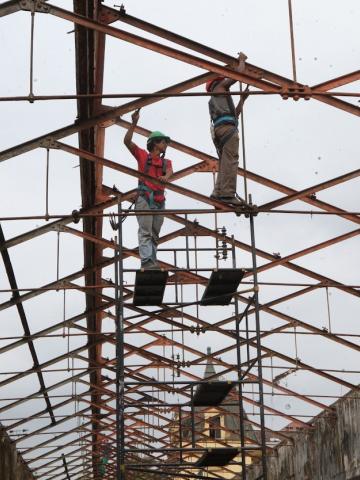 operários atuando na obra #paratodosverem 