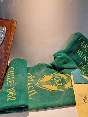 placa e camisas expostas no museu #paratodosverem