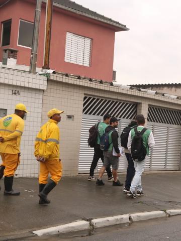 agentes e operários andam na calçada #paratodosverem