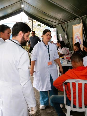 pessoa é atendida por médicos #paratodosverem