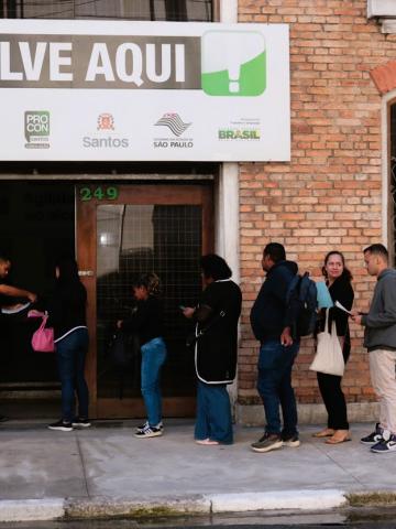 pessoas na fila #paratodosverem