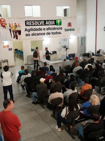 pessoas aguardando atendimento no resolve aqui #paratodosverem 