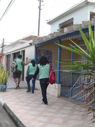 Agentes percorrem casas #paratodosverem