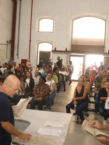 pessoas aguardando atendimento no resolve aqui #paratodosverem 