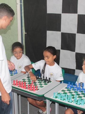Escola de Santos com projeto de xadrez recebe campeões da modalidade