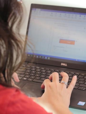 mulher à frente de computador. #paratodosverem