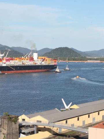 navio no canal do porto #paratodosverem 