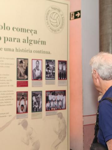 homem olha exposição #paratodosverem