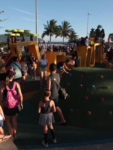 crianças brinando no playground do novo quebra mar #paratodosverem