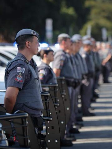 soldados na frente de viaturas #paratodosverem