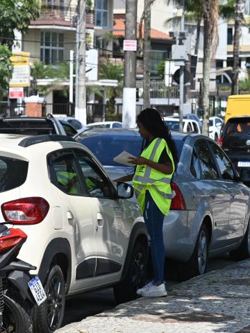agente da cet coloca folheto em veículo na orla. #paratodosverem