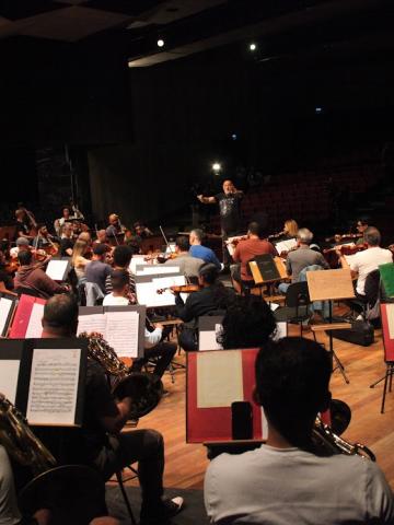 orquestra em apresentação #paratodosverem