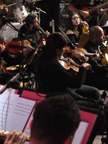 músicos em orquestra #paratodosverem