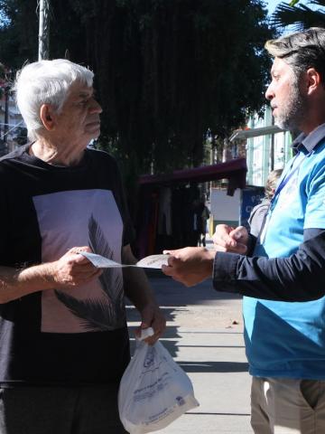 agente entrega panfleto #paratodosverem