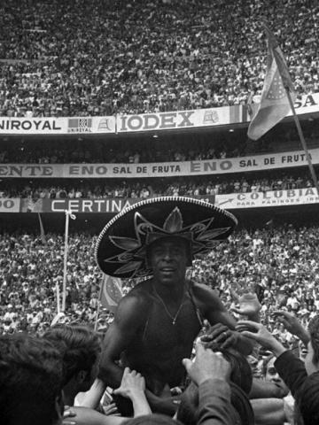 Pelé comemora o tri da Copa do Mundo no México. #Paratodosverem