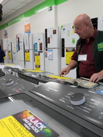 fiscal do procon olha produtos #paratodosverem