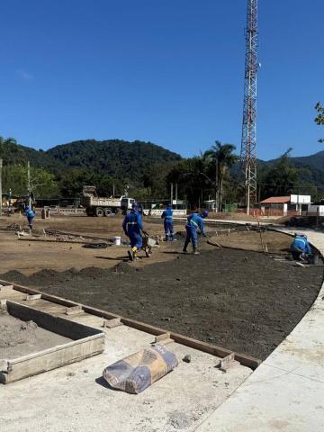 operários atuando no terreno #paratodosverem 
