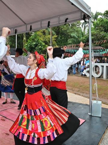 pessoas fantasiadas dançando #paratodosverem