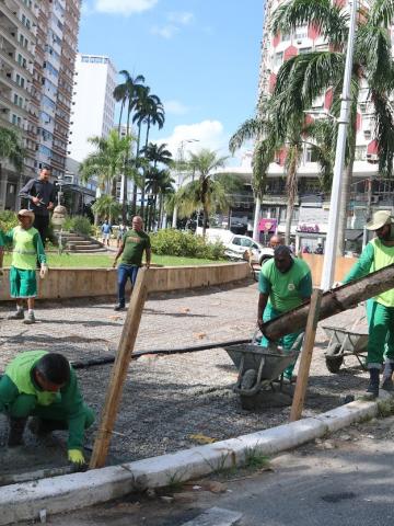 operários atuando na praça #paratodosverem 