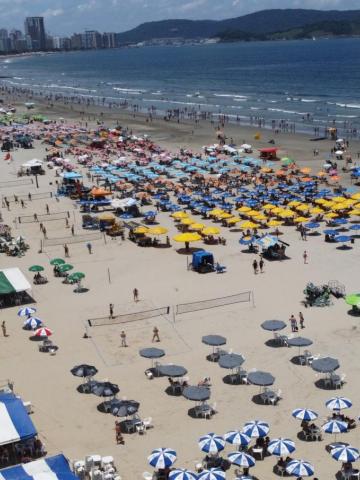 visão aérea da praia lotada #paratodosverem 