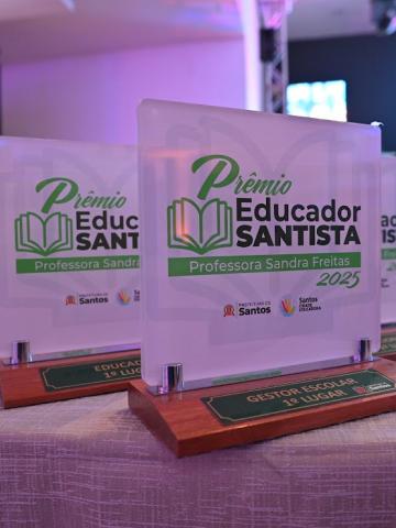 troféus do prêmio educador santista #paratodosverem 