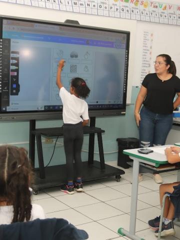 professora dnado aula #paratodosverem 