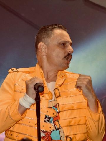cantor se apresenta #paratodosverem