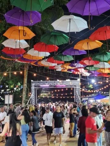 pessoas na quermesse #paratodosverem 