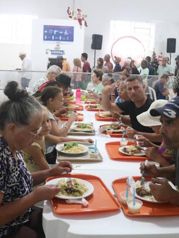 pessoas comendo no bom prato #paratodosverem 