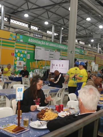 pessoas comendo na festa inverno #paratodosverem