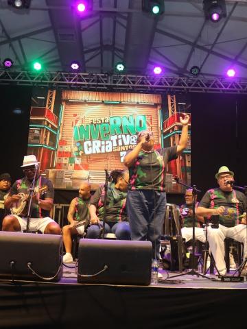 banda toca no palco   #paratodosver