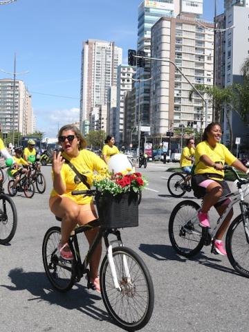 ciclista levaflores na cesta da bike. #paratodosverem