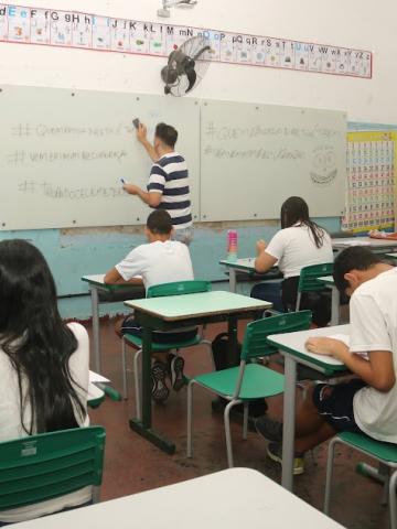 sala de aula com alunos e professor. #paratodosverem