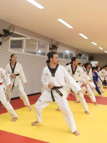 atletas fazendo movimentos de tae kwon do #paratodosverem