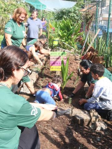 pessoas fazendo plantio #paratodosverem
