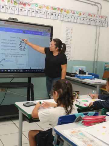 professora dá aula. #paratodosverem