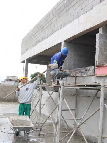operários atuando no prédio #paratodosverem