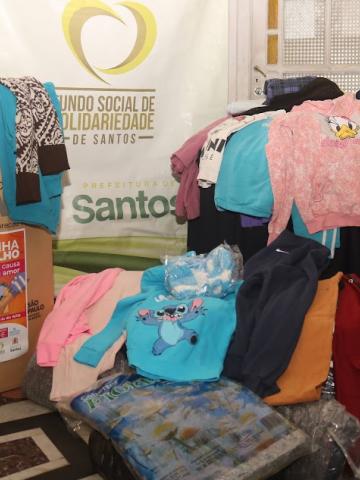 Campanha do Agasalho em Santos segue até o fim do inverno. Contêiner entra na última semana
